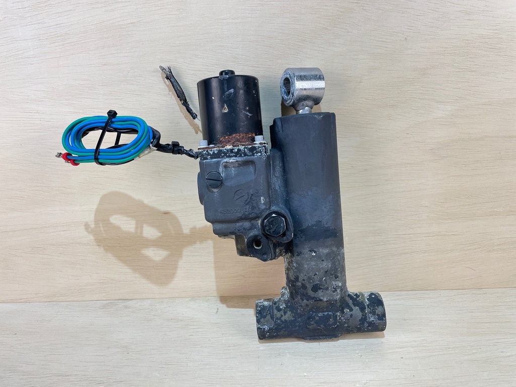 2008 Evinrude Etec 115HP Outboard Trim & Tilt Assembly 5005756 5008949