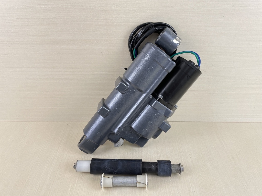 2002 Yamaha 60HP 4 Stroke Outboard Power Trim & Tilt Unit Assembly 69W-43800-00-8D