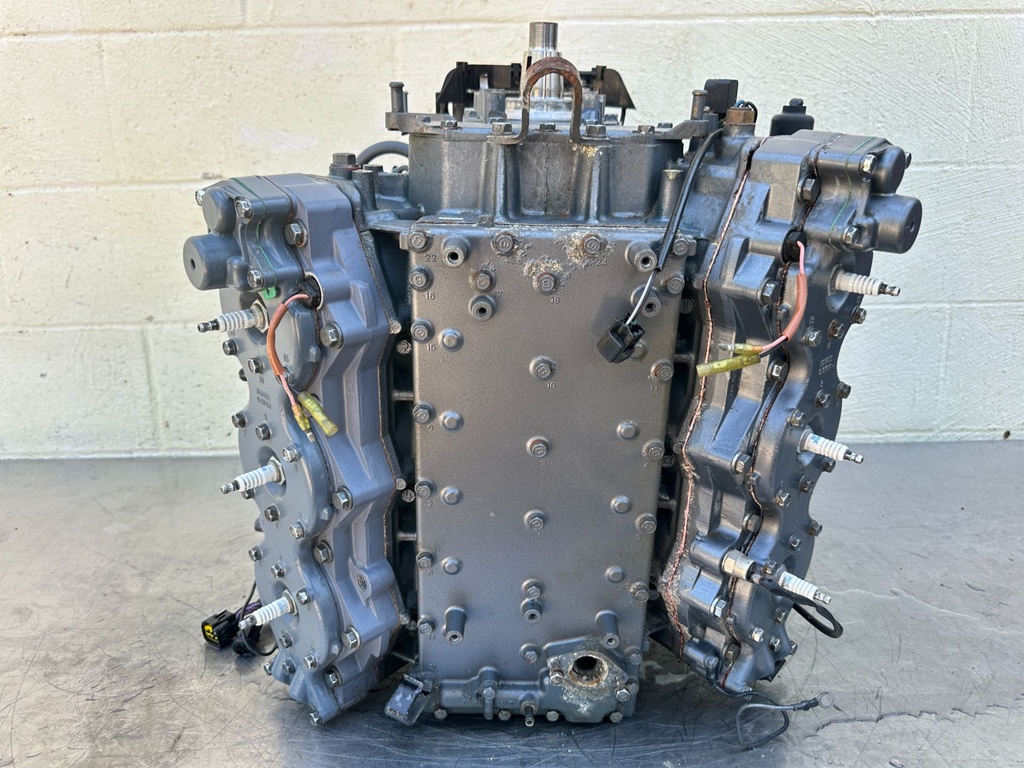 1999 Yamaha 200HP OX66 2 Stroke Outboard Powerhead 67H-15100-00-94 OEM