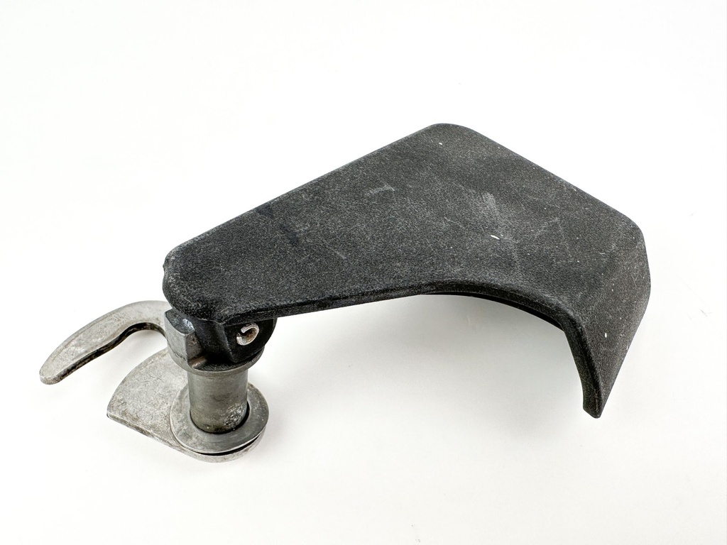 2008 Evinrude 250 HP 2 Stroke Etec Starboard Latch Handle 5005708 OEM