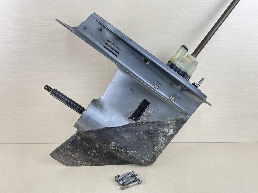 1984 - 1998 Yamaha 90HP 2 Stroke Outboard 20" Long Lower Unit Gear Case Assembly