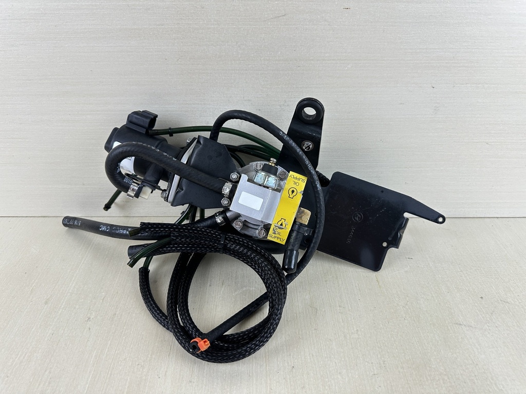 2001 Evinrude 250HP Ficht 2 Stroke Outboard Oil Injector Manifold & Lift Pump 5001505 5000527