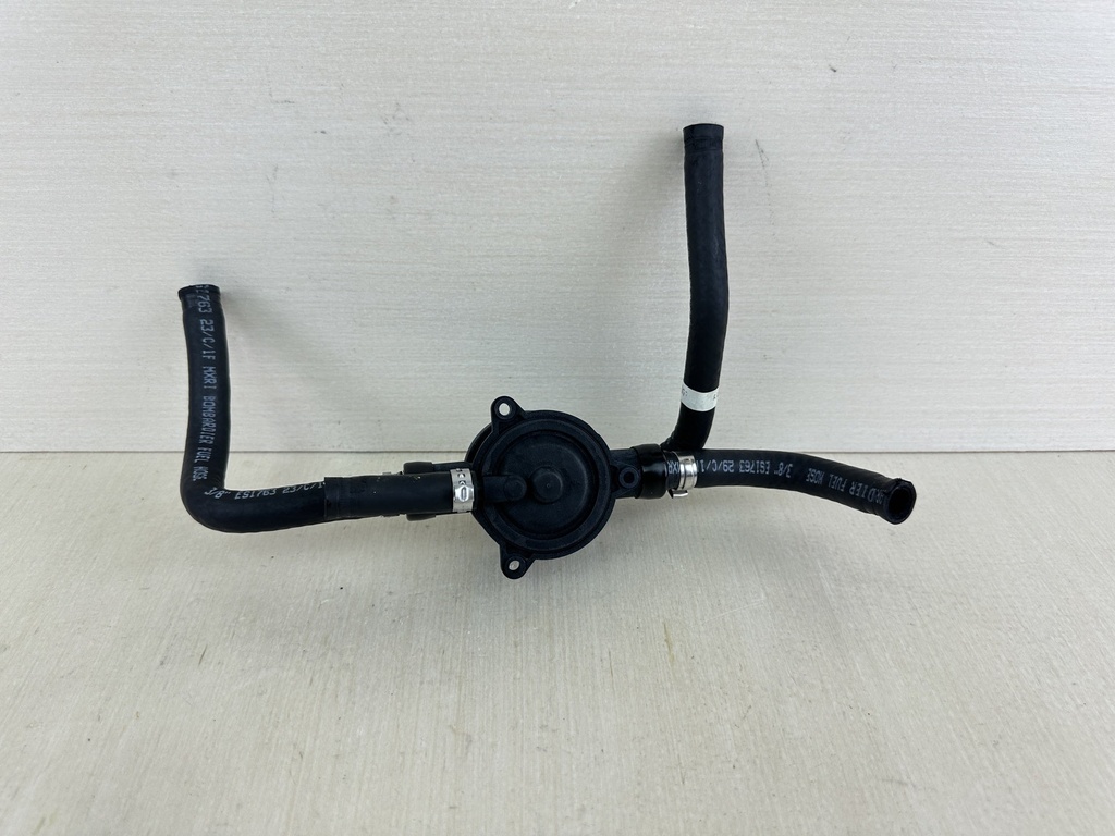 2007 Evinrude 150HP Etec 2 Stroke Outboard Fuel Lift Pump Assembly 5007174