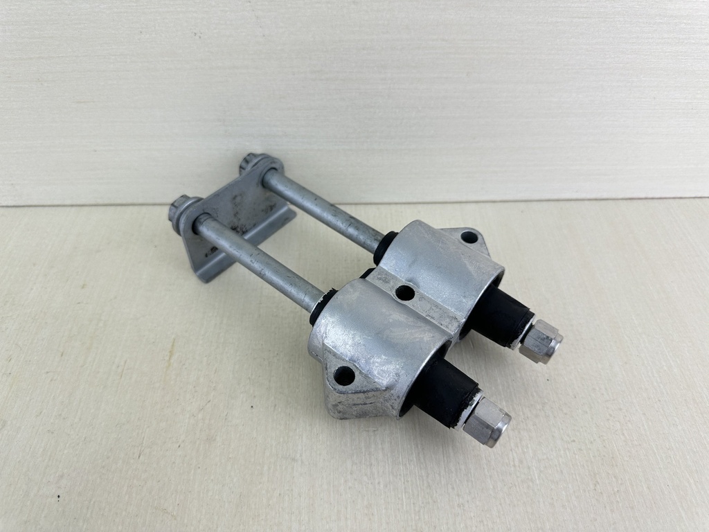 2003 Yamaha 80HP 4 Stroke Outboard Upper Motor Mount Damper 67F-44514-01-00