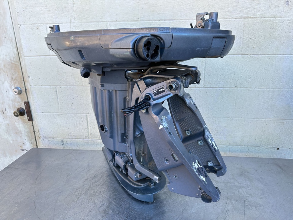 2004 Yamaha 225 HP 4 Stroke Outboard Complete Midsection & Swivel Bracket XL