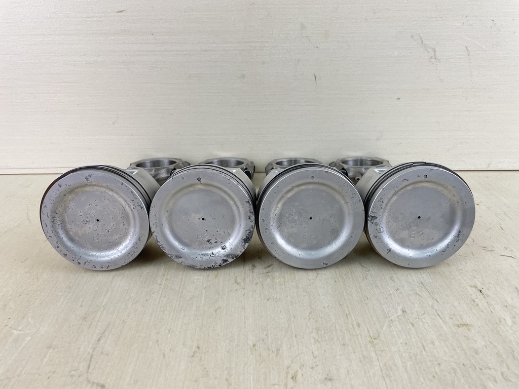 2003 Suzuki 115HP 4 Stroke Outboard Piston & Connecting Rod Set