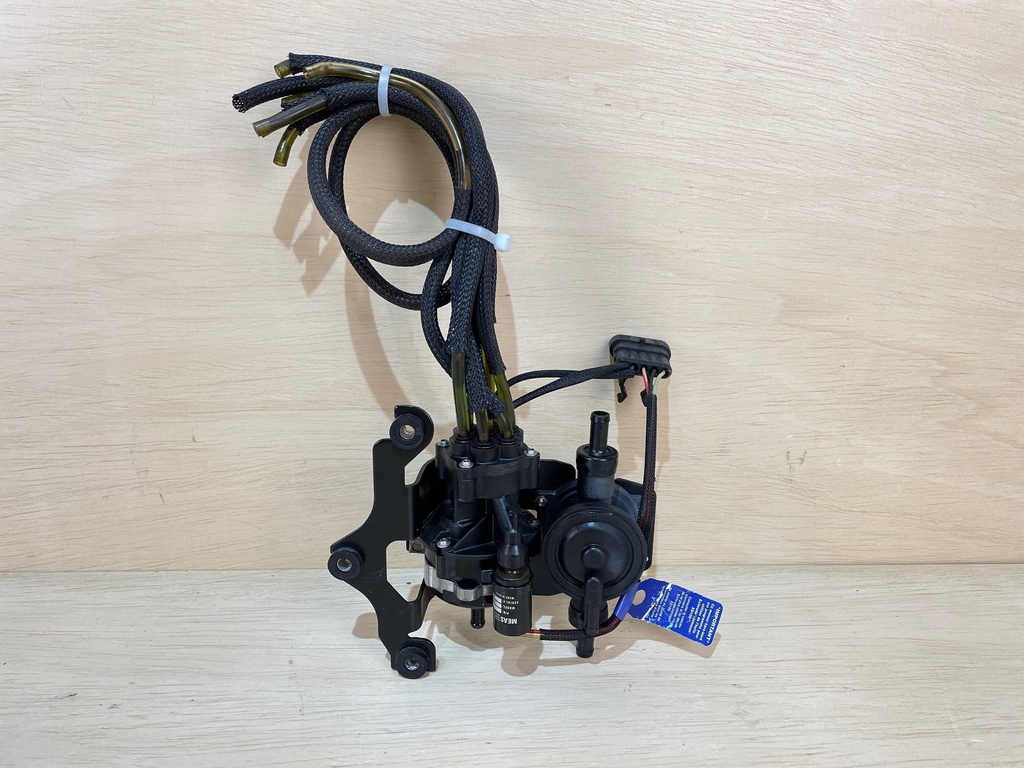 2007 Evinrude Etec 200HP Oil Pump Assembly With Lift Pump 5007306 5007312