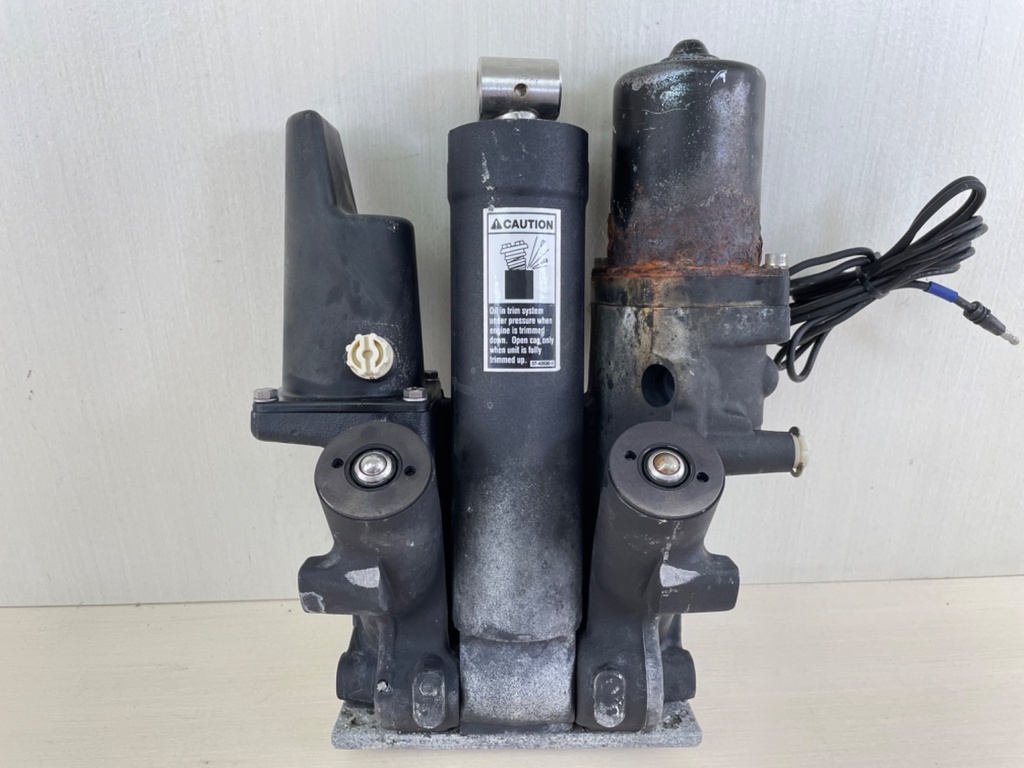 1998 Mercury 150HP 2 Stroke Outboard Power Trim & Tilt Unit 8M0143219