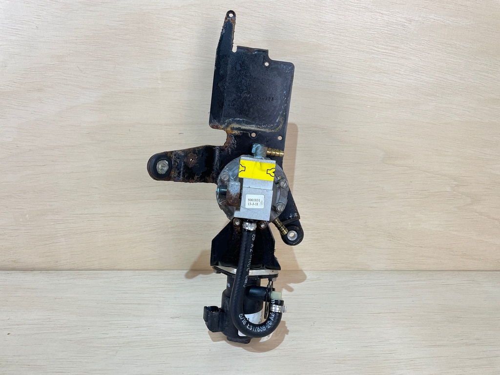 2000 Evinrude Ocean Pro 225HP Oil Injector Manifold With Lift Pump 5001505 5000527