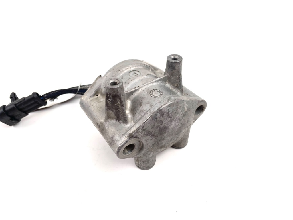 2006 Evinrude 225 HP 2 Stroke Outboard Starboard Side Fuel Injector 5006222 OEM