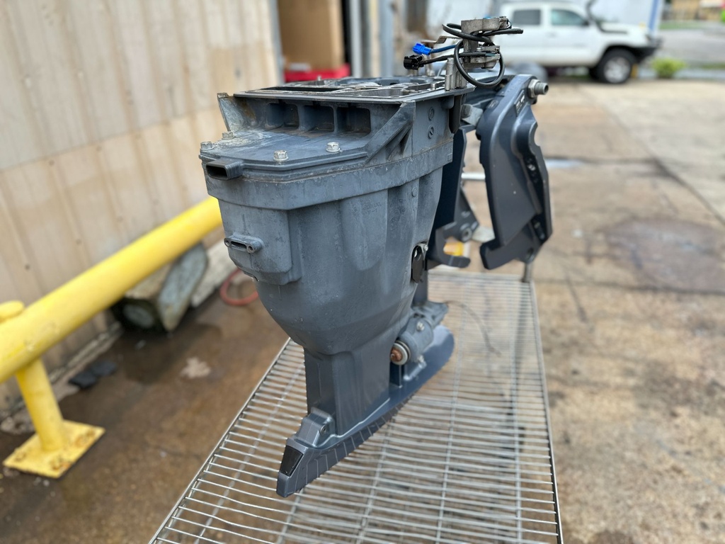 2017 Yamaha 200 HP 4 Stroke Outboard Complete Midsection & Swivel Bracket 6DA-45111-00-8D OEM