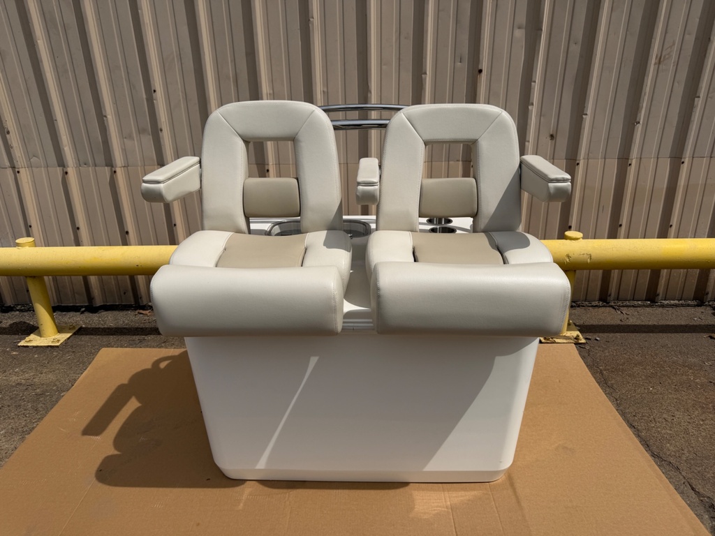 Boston Whaler Outrage FiberGlass Leaning Post Helm Seat Tackle Station Live Well