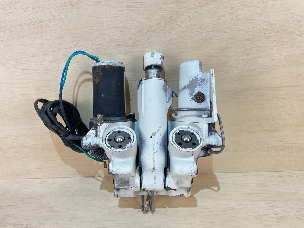 Evinrude Johnson 112HP Outboard Engine Power Trim & Tilt Unit