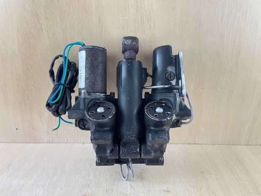 [4261] Evinrude Johnson 60 - 200HP Outboard Engine Power Trim & Tilt Unit 434803 395088