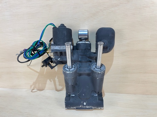 [2843] 2004 Evinrude Etec 90HP Trim & Tilt Assembly Unit 5005114