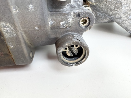 [027764] 2002 Honda 130 HP 4 Stroke Outboard Power Trim Tilt Unit {mpn} OEM