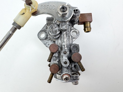 [037085] 2002-2003 Yamaha 200 HP 2 Stroke Oil Injection Pump Assembly 68F-13200-02-00