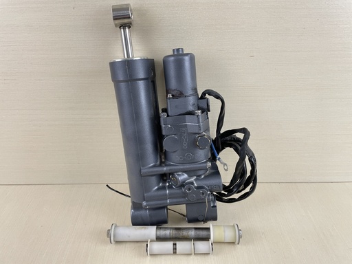 [009480] 2004 Yamaha 40HP 4 Stroke Outboard Power Trim & Tilt Unit Assembly 67C-43800-00-4D