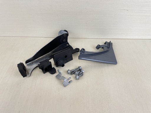 [009927] 2007 Yamaha 20HP 4 Stroke Outboard Cable Cover Plate Fitting 6AH-42738-00-4D