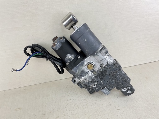 [008688] 2002 Yamaha 60HP 4 Stroke Outboard Power Trim & Tilt Unit Assembly 69W-43800-00-8D