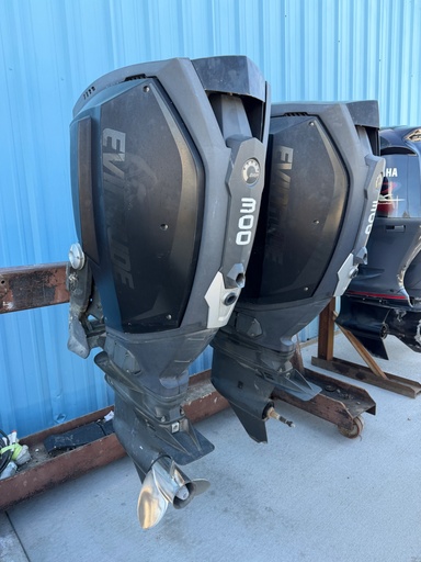 [060324] 2015 Evinrude G2 Etec 300HP 2 Stroke Outboard Engines 25" Shafts - Need Repair