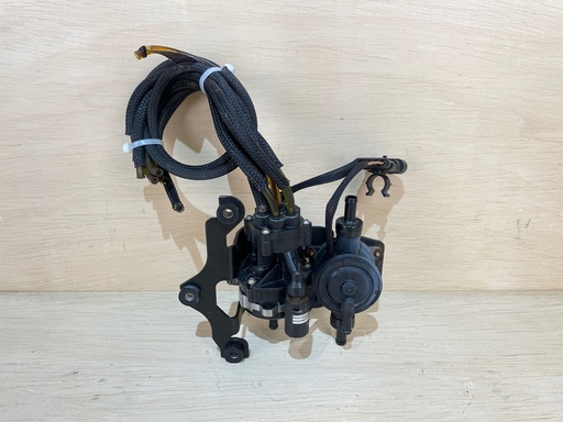 [3361] 2007 Evinrude Etec 200HP Oil Pump Assembly With Lift Pump 5007849 5010747