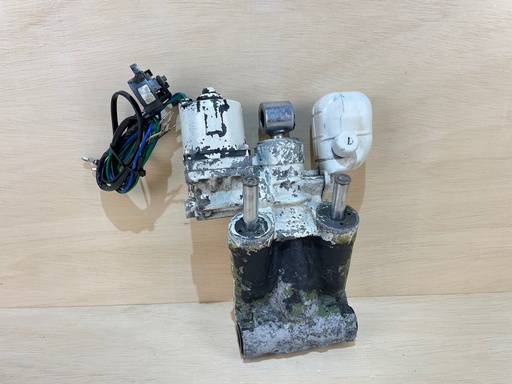 [3048] 2004 Evinrude Etec 90HP Trim & Tilt Assembly Unit 5005114